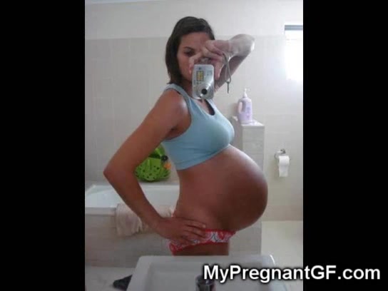 Красивые беременные девочки позируют перед видео камерой