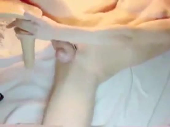 Вставляет себе в попу большой фаллос