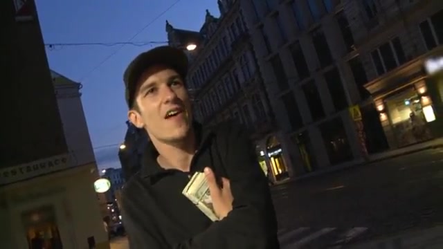 Женщину трахнули на улице и обкончал сиськи