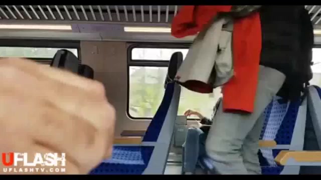 Фото №1 - Мужик мастурбирует в автобусе перед девочкой