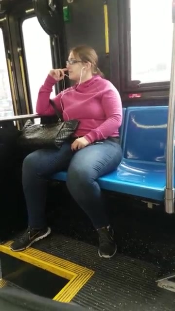 Девушки с удовольствием смотрят на дрочера в автобусе