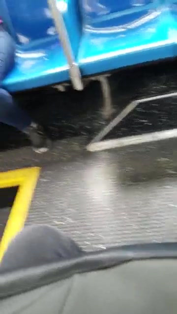 Фото №3 - Девушки с удовольствием смотрят на дрочера в автобусе