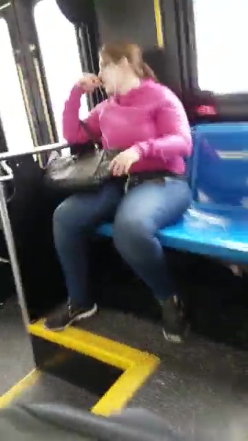 Фото №4 - Девушки с удовольствием смотрят на дрочера в автобусе