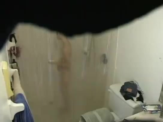 Брат снимает на камеру как купается голая сестра