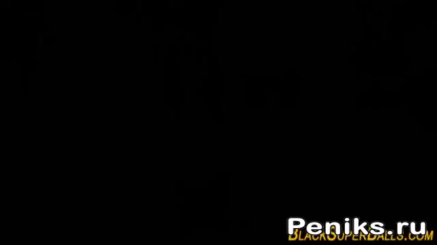 Фото №1 - Белая задница скачет на черном члене