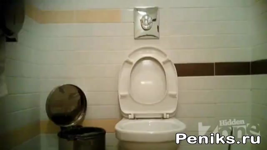 Фото №1 - Девушка ссыт в толчке на скрытую камеру