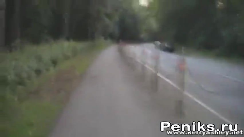 Девушка голая ходит по дороге и соблазняет молодым голым телом