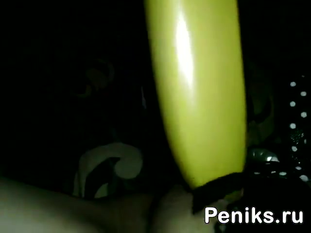 Фото №2 - Упругую попку трахают фаллоимитатором в виде банана