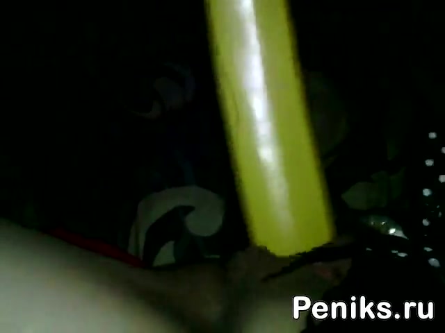 Фото №4 - Упругую попку трахают фаллоимитатором в виде банана