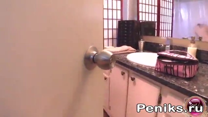 Фото №3 - Дочь бреет пизду когда в ванную вошел отец