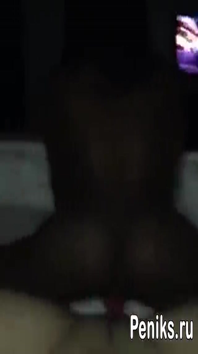 Волосатый мужик снимает на камеру как трахает черную телку