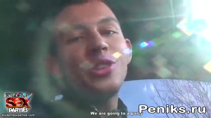 Онанист дрочит в машине а девушка остановилась и смотрит