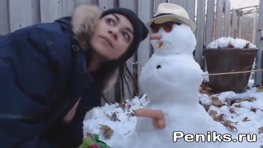 Девушка трахает снеговика с резиновым членом